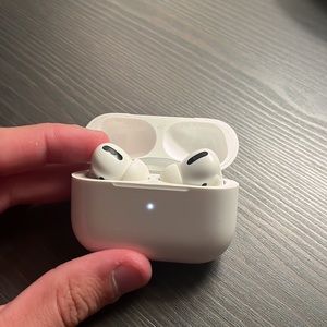 AIRPOD PRO’S APLPLE EARBUDS